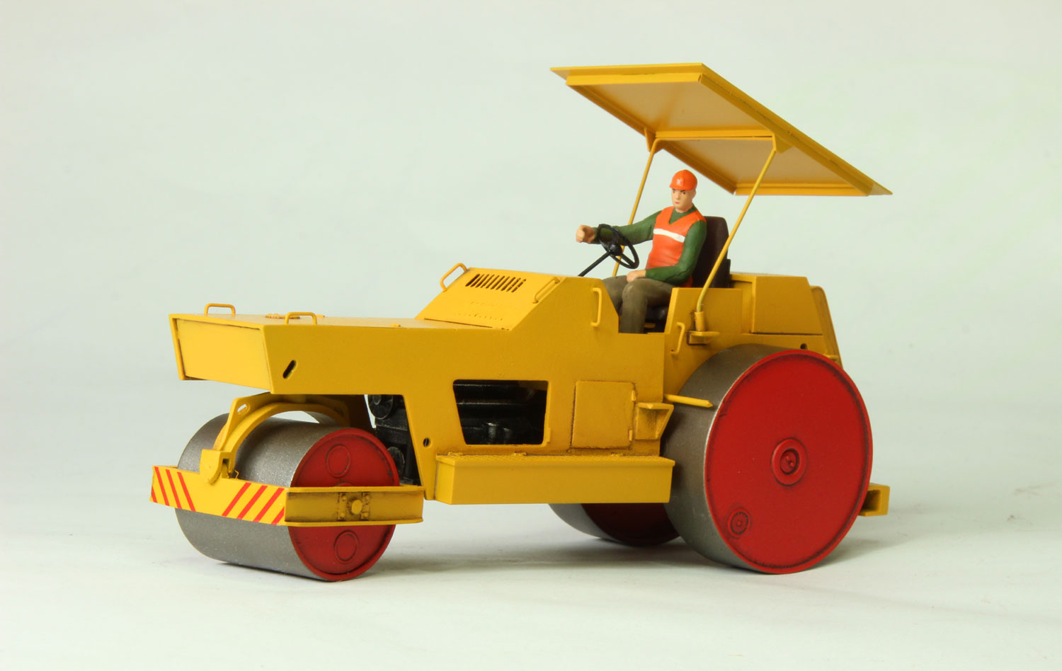 ДУ-48 дорожный каток (желтый, красные вальцы) модель в масштабе 1:43 фото 1