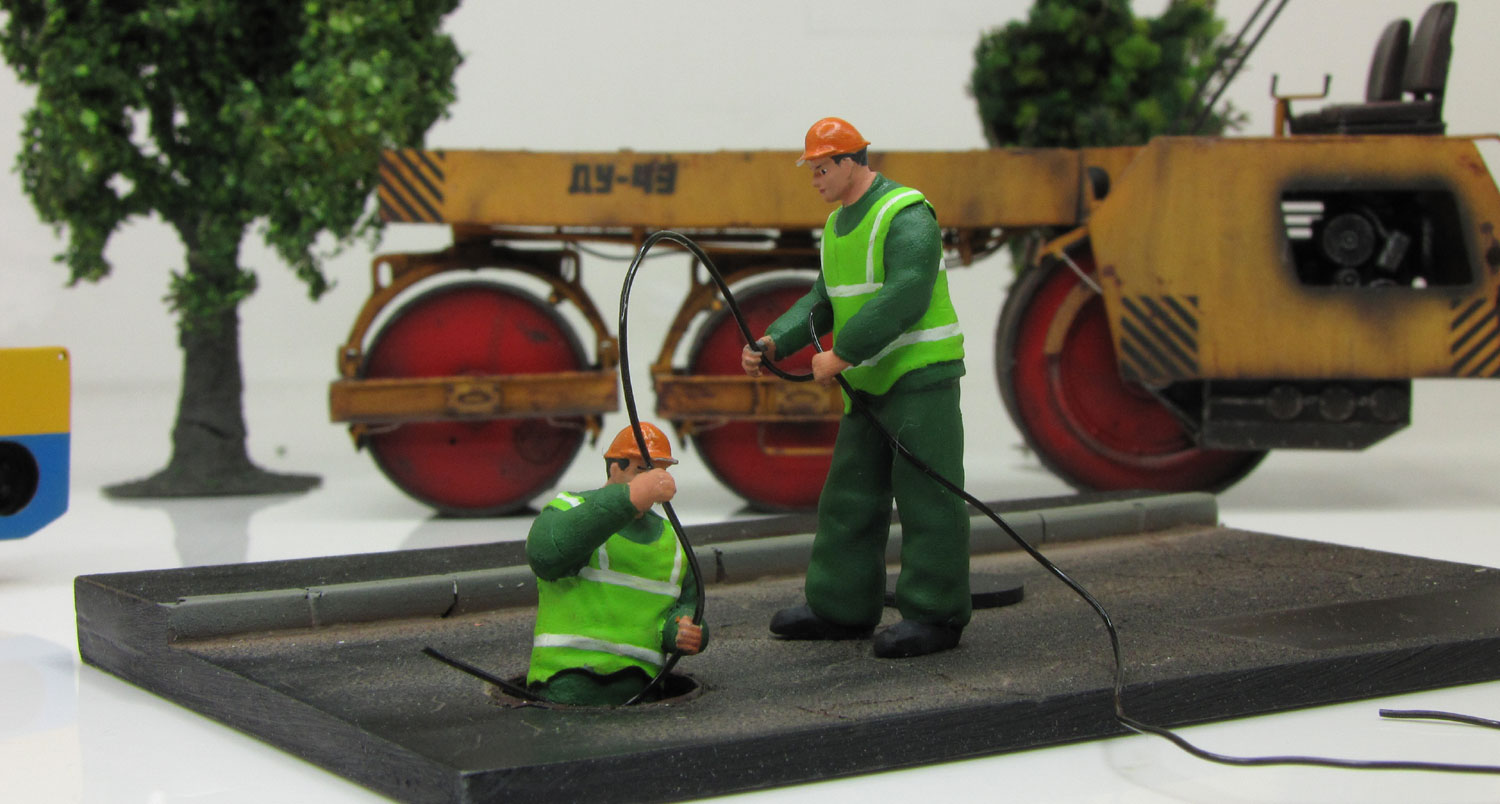 Водопроводчики-ремонтники с люком, зеленый жилет модель в масштабе 1:43 фото 1