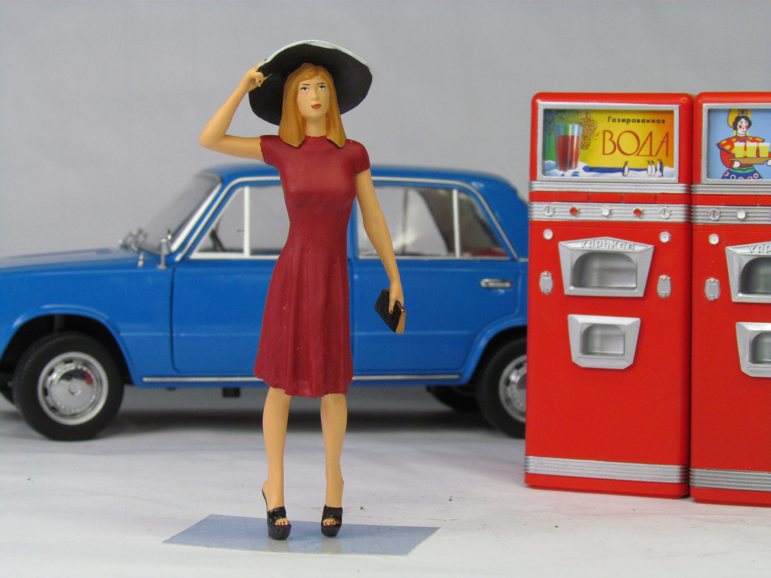 Девушка в шляпке (арт.№21) в красном платье модель в масштабе 1:18 фото 1