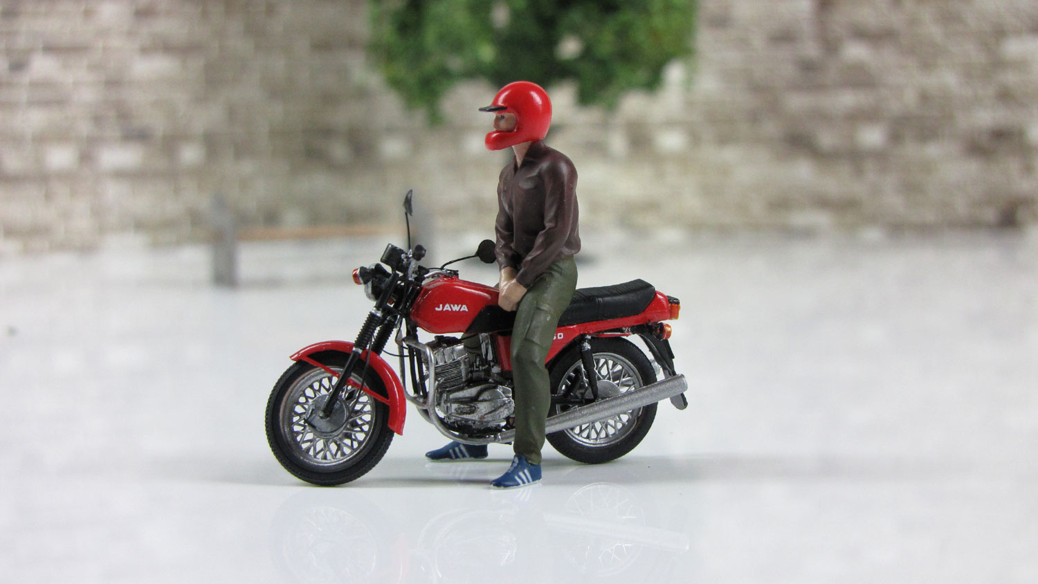 Мотоциклист Максим (для Ява-350) красный шлем модель в масштабе 1:43 фото 1