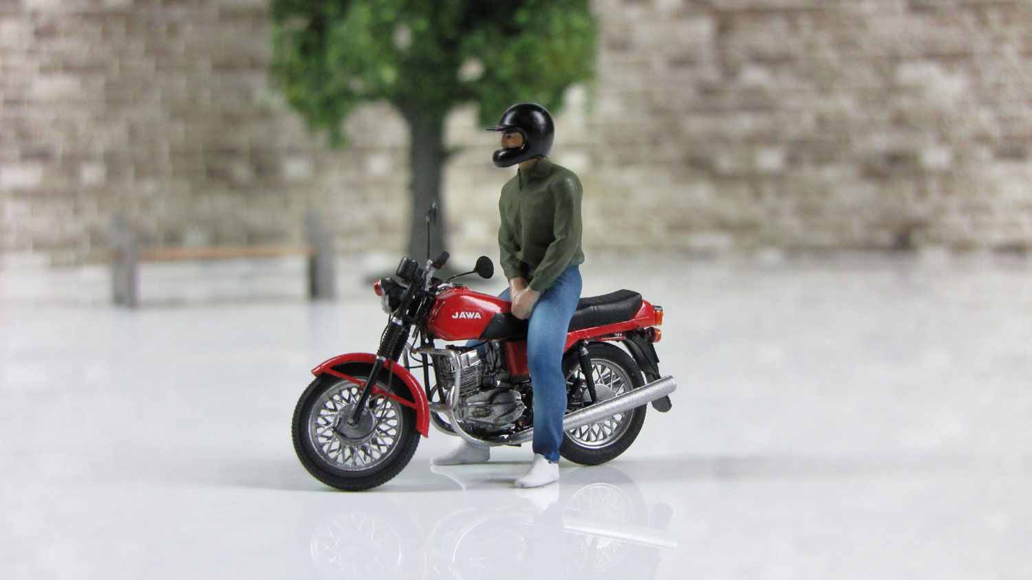 Мотоциклист Максим (для Ява-350) черный шлем модель в масштабе 1:43 фото 1