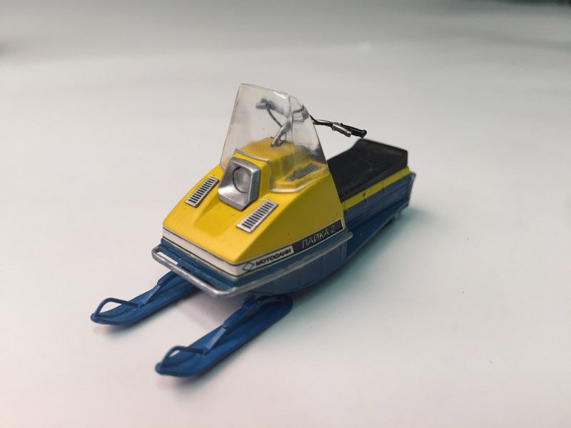Снегоход (мотосани) "Лайка-2", синий/желтый модель в масштабе 1:43 фото 1