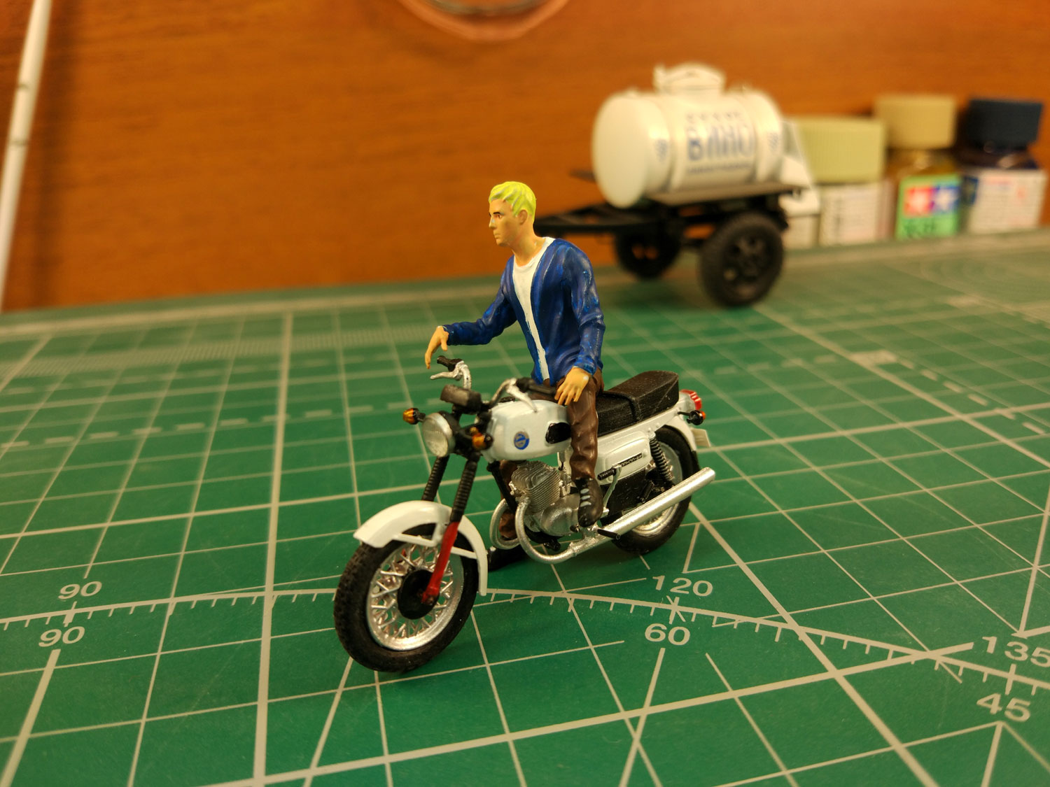 Мотоциклист Артём (для Восход-3М, коричневые штаны, синяя куртка) модель в масштабе 1:43 фото 1