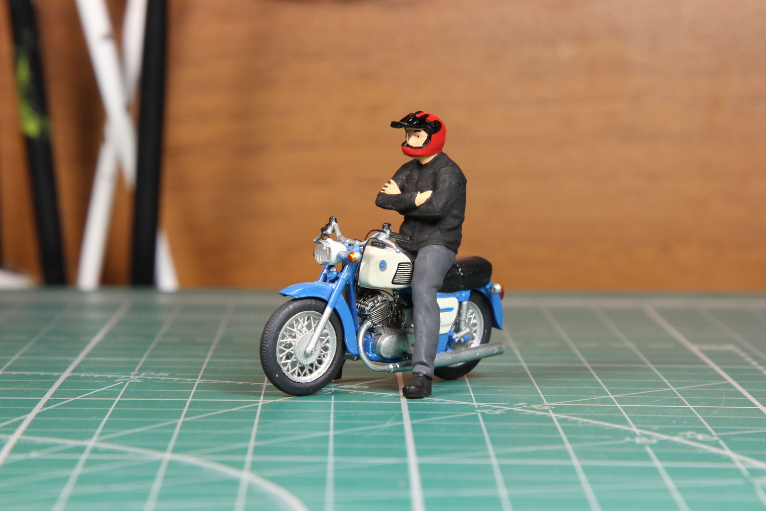 Мотоциклист Толя (для Иж Планета-3) красный шлем модель в масштабе 1:43 фото 1