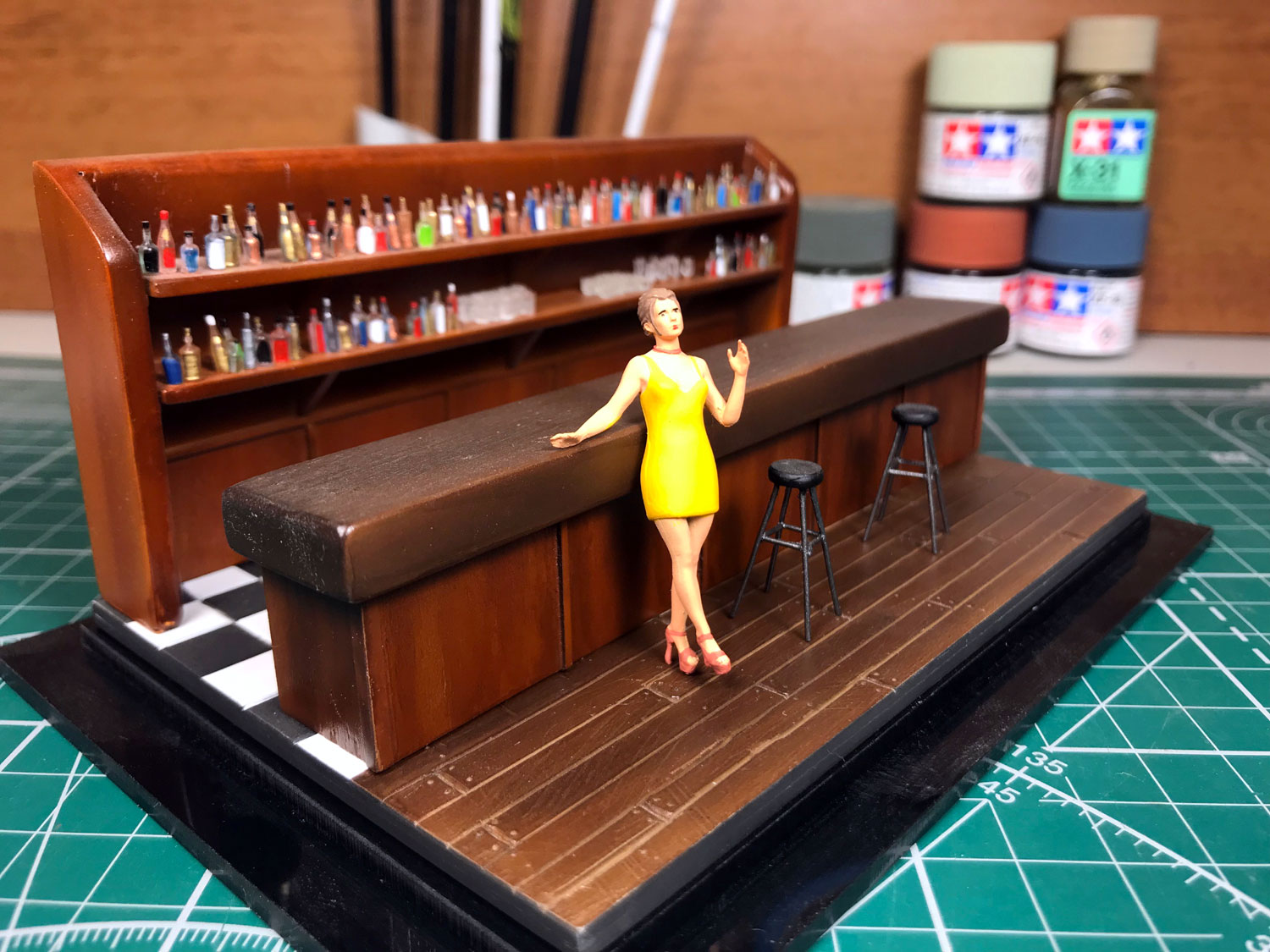 Девушка Кэтрин в баре (желтое платье) модель в масштабе 1:43 фото 1