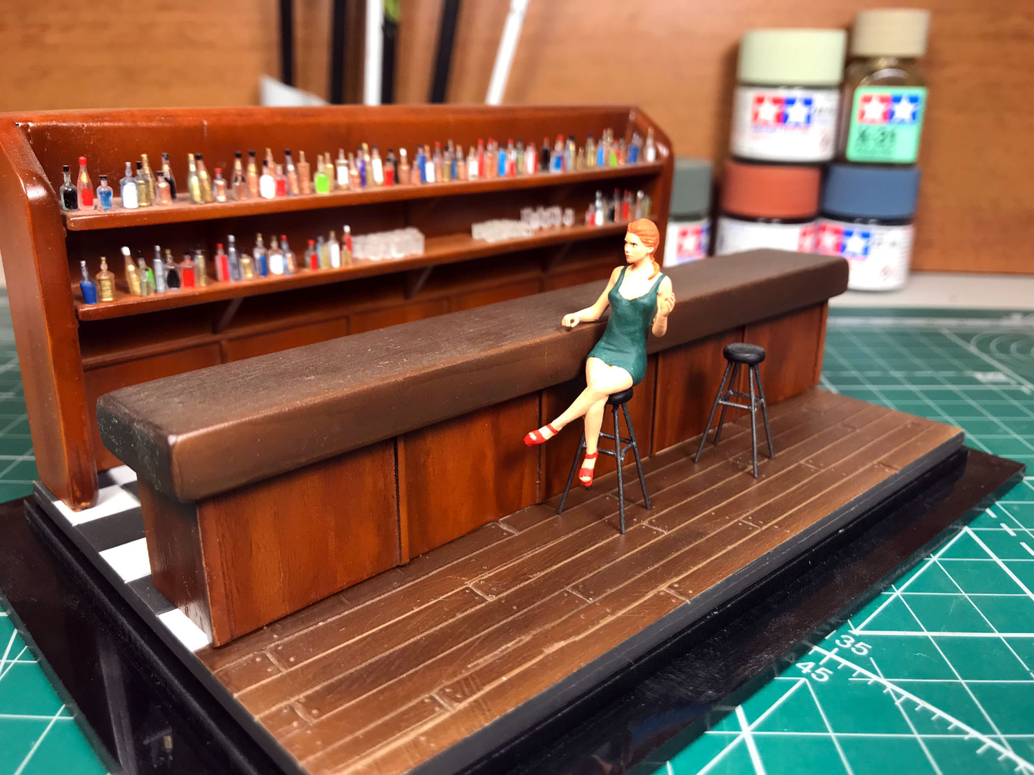 Девушка Нора в баре (изумрудное платье) модель в масштабе 1:43 фото 1