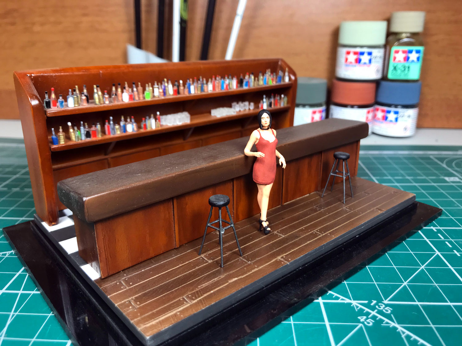 Девушка Лулу в баре (красное платье) модель в масштабе 1:43 фото 1