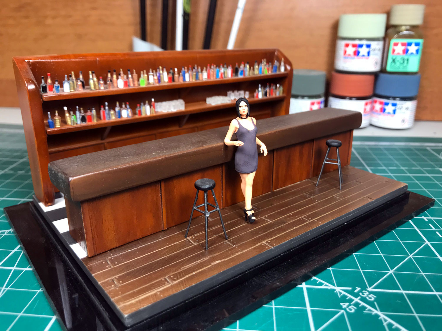 Девушка Лулу в баре (коричневое платье) модель в масштабе 1:43 фото 1