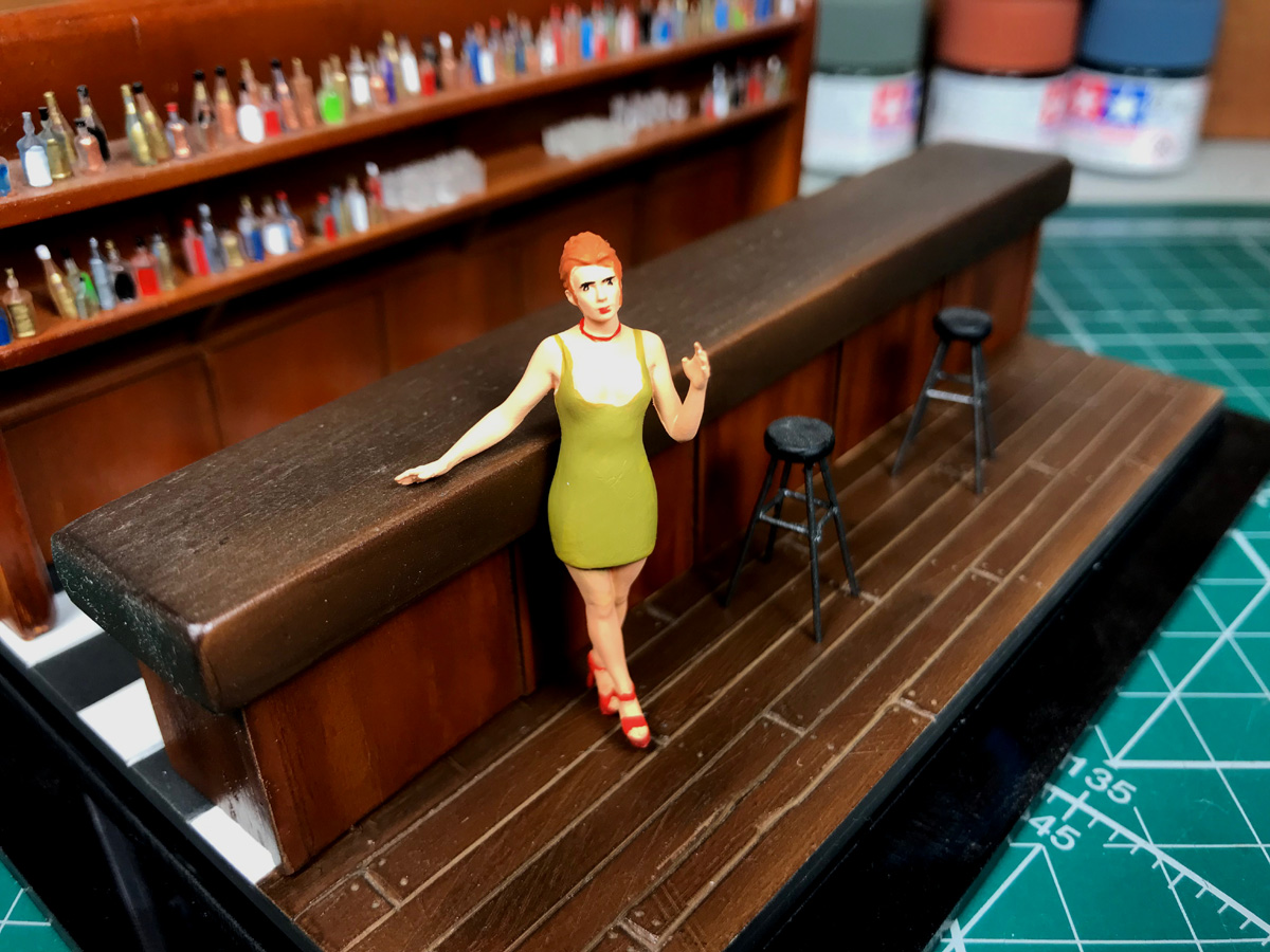 Девушка Кэтрин в баре (зеленое платье) модель в масштабе 1:43 фото 1