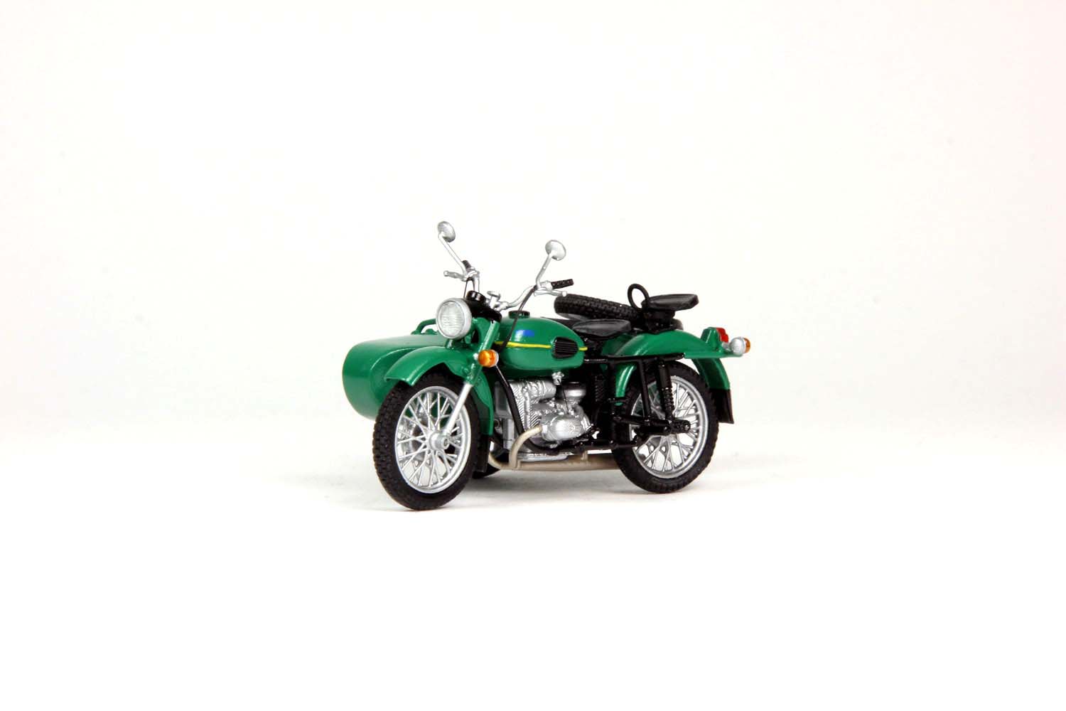 Мотоцикл 8.103-10 (зеленый, 1985г) модель в масштабе 1:43 фото 1