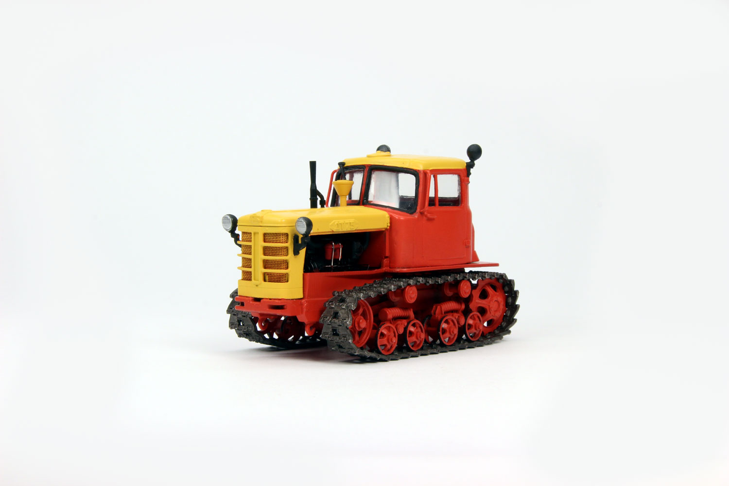 Трактор ДТ-75 ранней модификации, красно-желтый модель в масштабе 1:43 фото 1