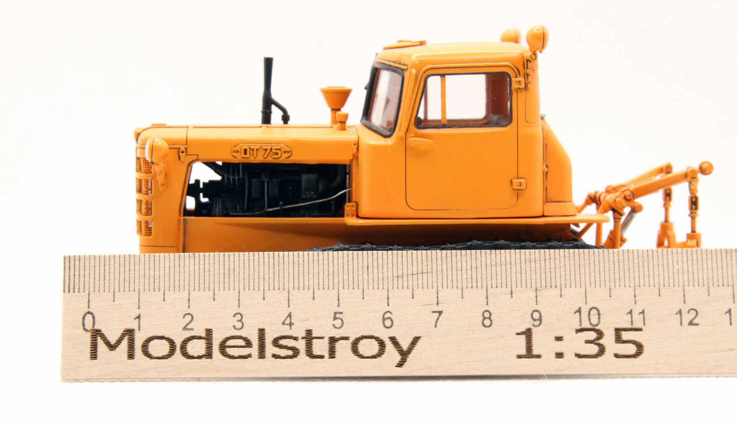 ДТ-75 трактор модель в масштабе 1:35 фото 1