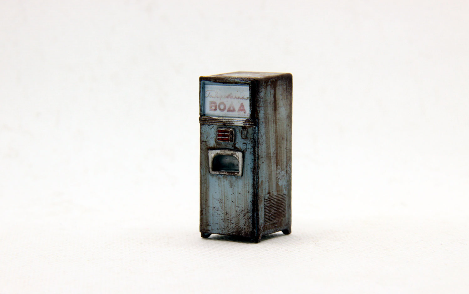 Автомат газированной воды АТ-100 (старый грязный) модель в масштабе 1:43 фото 1